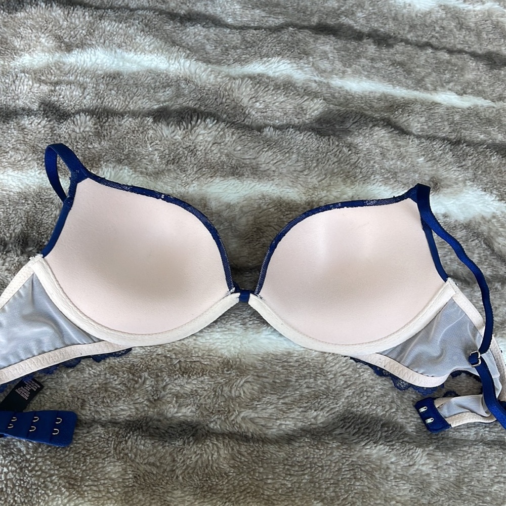 Victoria’s Secret Lace/Rhinestone embellished Push-up Demi Bra 32C - Picture 3 of 4